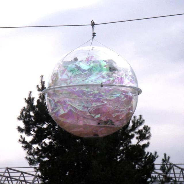 Kugel vor Baum