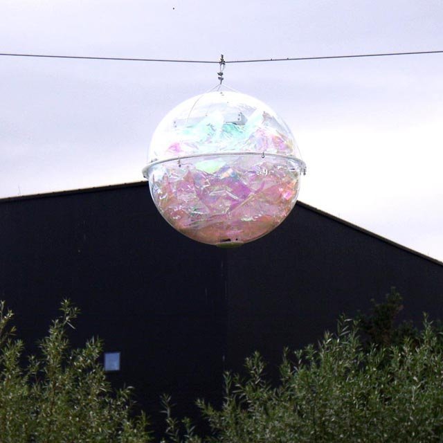 Kugel vor Haus