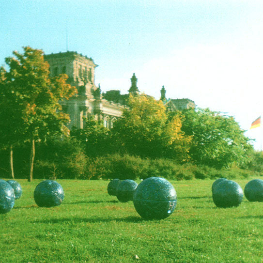 Blaue Welten vor dem Reichstag