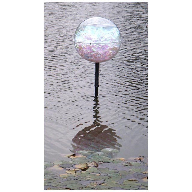 eine Kugel im Wasser